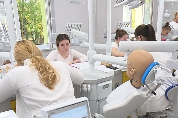 obrázek: Hlásily se čtyři stovky, dostalo se dvacet. Ostravská univerzita přivítala první studenty zubařství