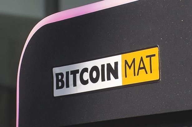 obrázek: Manželé chtěli do bitcoinmatu na popud podvodníka vložit statisíce, zasáhl kolemjdoucí. I tak o část peněz přišli