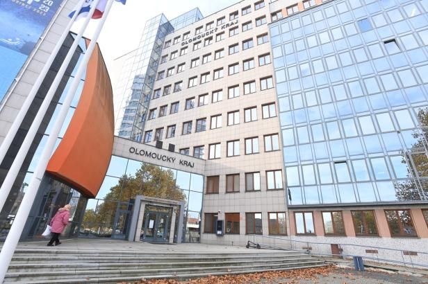 obrázek: Na olomouckém krajském úřadě a v Přerově zasahovali policisté z NCOZ