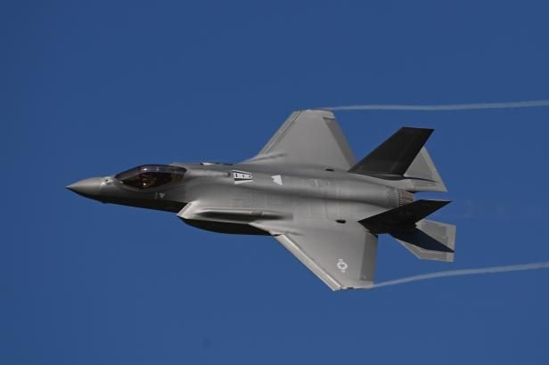 obrázek: Nad Mošnovem proletěl lightning i gripen, loučily se staré vrtulníky. Dny NATO představily i jejich nástupce