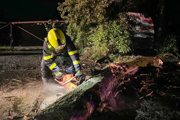 obrázek: Noční bouřky zaměstnaly hasiče i energetiky, komplikace byly na železnici