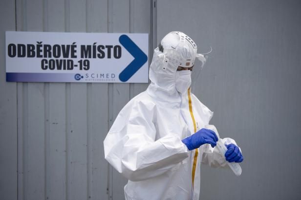 obrázek: Počet nových případů covidu mírně stoupl, vakcinační týmy jedou do vyloučených lokalit