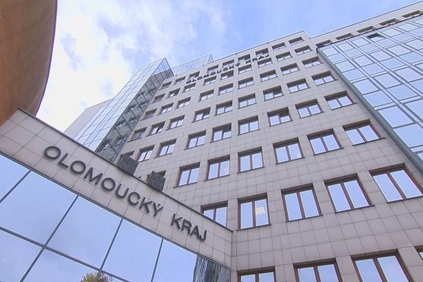 obrázek: V kauze olomouckých dopravních zakázek policie obvinila třináct lidí. Pod náměstkem Záchou se kýve křeslo
