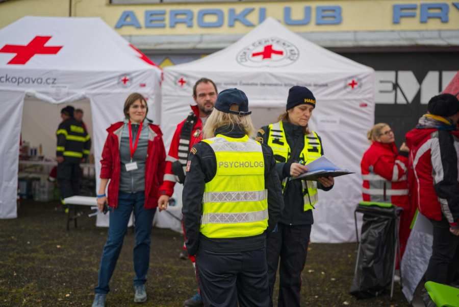 Cvičení na frýdlantském letišti prověřilo připravenost složek záchranného systému při evakuaci obyvatel