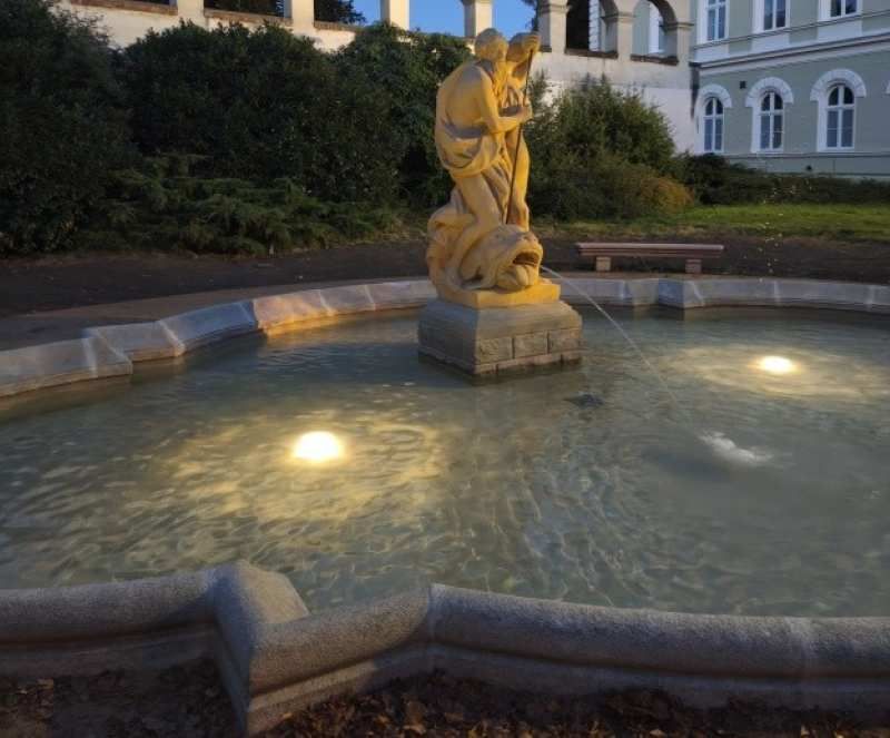 Neptun se triumfálně vrátil na krnovskou kašnu po náročné rekonstrukci