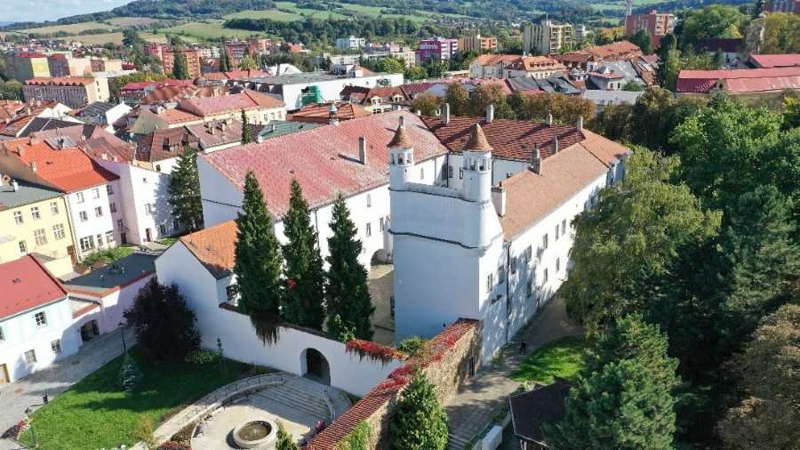 Rekonstrukce Žerotínského zámku: Moderní sklo a rozšířená realita v Novém Jičíně