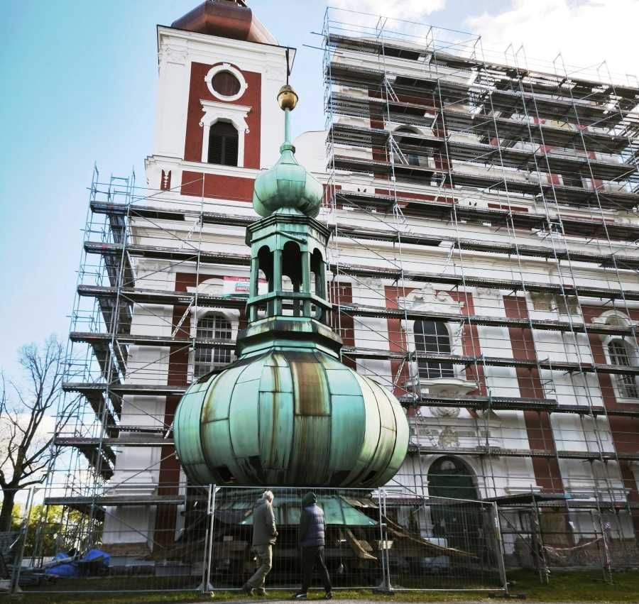 Unikátní rekonstrukce věže na krnovské Pouti svatého Kříže pod dohledem památkářů