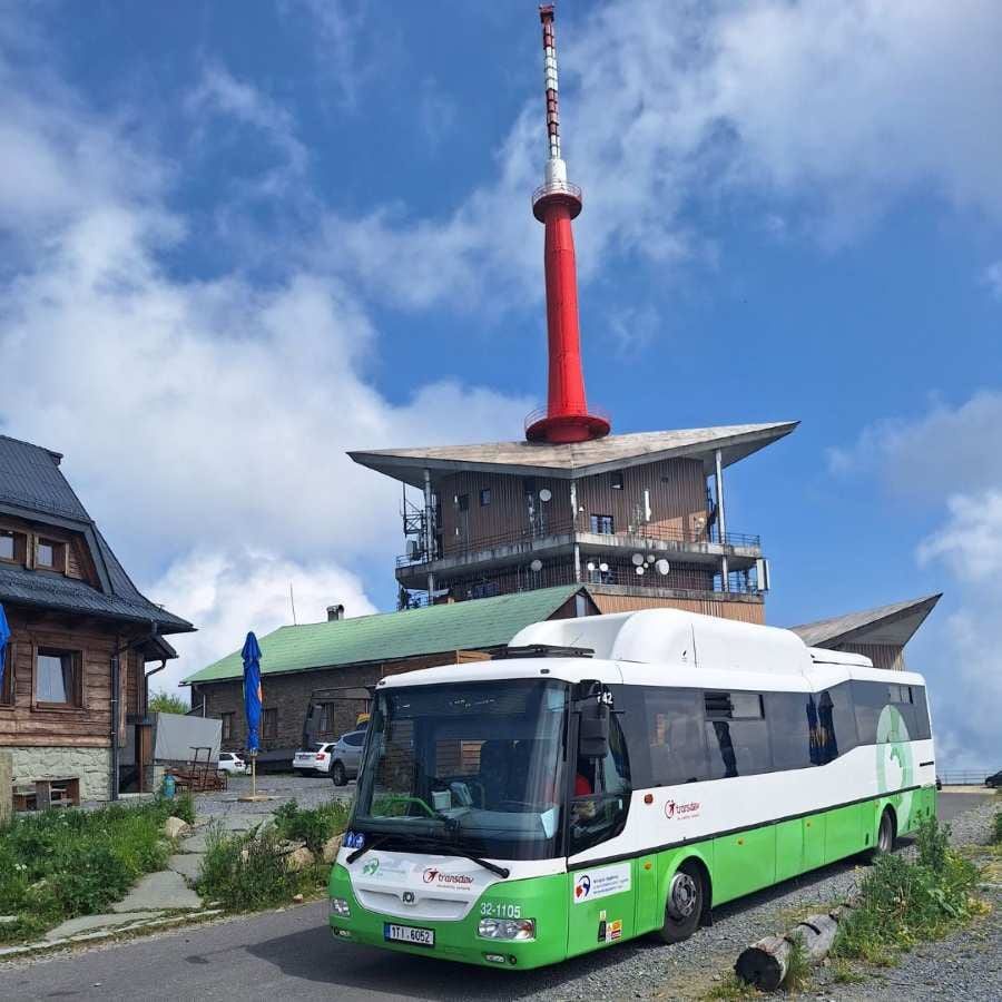 Letní autobus na Lysou horu: spoj z Raškovic jezdí třikrát týdně až do konce září