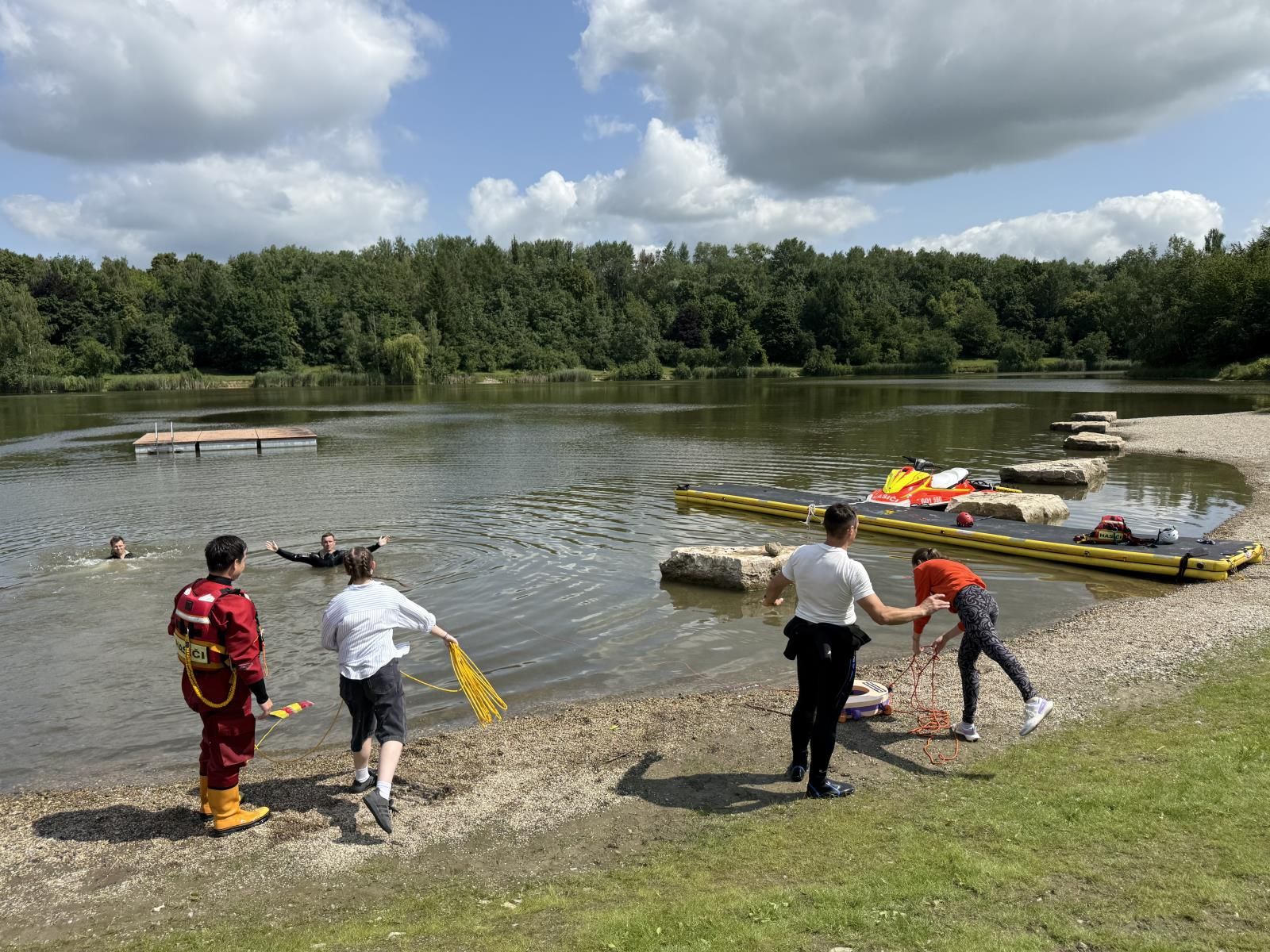 Bezpečně u vody: Stříbrné jezero učí bezpečí s Hasiči a Zdravotníky