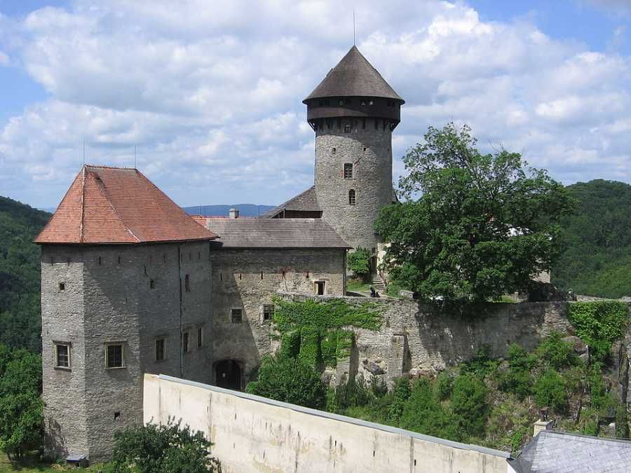 Deštivý červenec: Hrady bojují, zámky lákají turisty