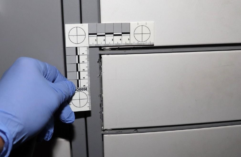 Kamera přistihla lupiče u zásilkových boxů