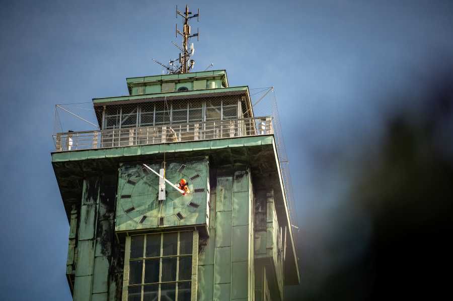 Ostravská radniční věž září po 50 letech: renovace hodinových ručiček dokončena