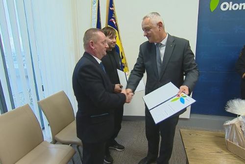 obrázek:Adrenalin je hnal vstříc plamenům. Hejtman i hasiči ocenili muže, kteří zachránili cestující z hořícího vlaku v Olomouci