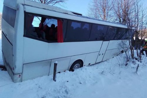 obrázek:Na Šumpersku sjel autobus se studenty do příkopu, dva z nich se zranili