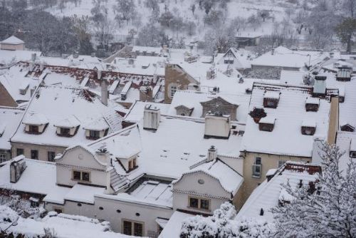 Foto: Sněhové srážky se z jihu Čech přesunuly nad Slezsko. Vznikají závěje