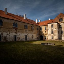 Stát znovu nabízí pozemky u zámku v Brtnici. Ani město, ani majitel o ně zatím nestojí