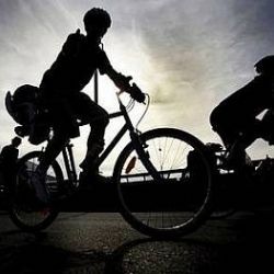 Kuriozní srážka dvou cyklistů v Plzni, škoda 95.000 korun