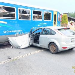 Auto se střetlo s vlakem na přejezdu. Zraněnou mladou ženu odvezla záchranka