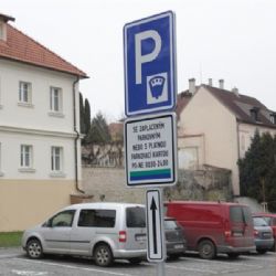 Brandýs chystá rozšíření placeného stání. Půlhodina zdarma, nové zóny a rezidenti od 1 200 Kč