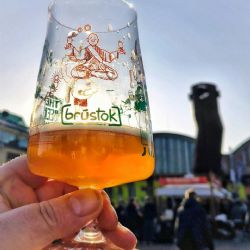 Brustok se o víkendu vrací do Plzně. Desítky piv, jídlo a hudba na nádvoří Prazdroje