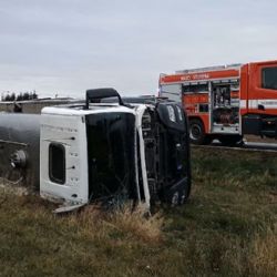 Cisterna s mlékem skončila na Jindřichohradecku na boku. Unikala nafta i mléko