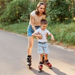 Děti v Česku se hýbou méně než jejich rodiče, chybí jim hodina denně. Stát i školy hledají řešení