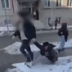 Dospělý napadl 13letého před školou v Klenčí, vláčel ho ulicí