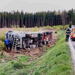 Dramatická nehoda kamionu u Babylonu. Řidiče museli vyprostit z kabiny hasiči