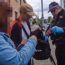 Dva kumpáni svalovali vinu jeden na druhého