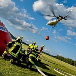 Intenzivní výcvik hašení v Hodkovicích: 23 jednotek trénovalo plnění bambi vaku