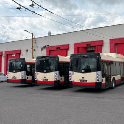 Jihlava má tři nové CNG autobusy. Řidič při zavřených dveřích dobíhající cestující nevidí