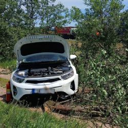 Kia po nárazu do cisterny vyletěla ze silnice. Řidička vyvázla bez vážných zranění