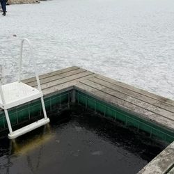 Na Lipně ve Frymburku láká otužilce bezpečné koupání v ledové kleci