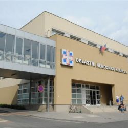 Kolínská nemocnice využívá nový implantát při léčbě sestupu pochvy, zákrok je hrazen z veřejného pojištění