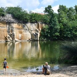 U Košuteckého jezírka se opravuje cesta, čistí dno a chrání kvalita vody