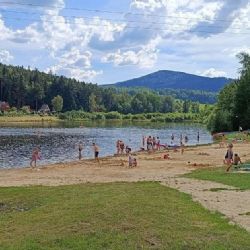 Ktišský rybník nabízí klidné koupání v přírodě. Návštěvníky láká čistá voda i písčitá pláž