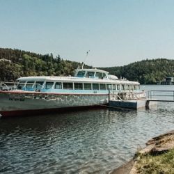 Loď Plzeň se vrací na Hracholusky jako Josef Švamberk. Dnes vyplula poprvé