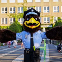 První školní ráno v Plzni hlídali policisté a strážníci. Děti poprvé přivítal i maskot Eda