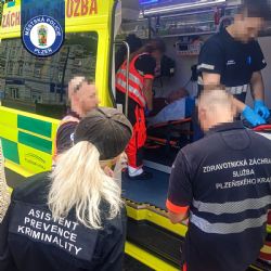 Muž se zhroutil na Mikulášském náměstí v Plzni. Asistenti prevence mu poskytli první pomoc