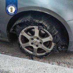 Na prázdné pneumatice, se zákazem řízení a 2,19 promile. Defektu si ani nevšiml