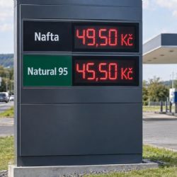 Nafta za 50 korun je tady! Řidiči v Plzeňském kraji platí za nádrž stovky navíc
