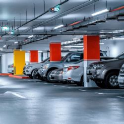 Od 1. dubna Plzeň spouští rezervace do parkovacího domu Atom na Lochotíně