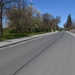 Plzeňská cesta do Hradiště je hotová. Silnice je širší, přibyl chodník i bezpečnější zastávka