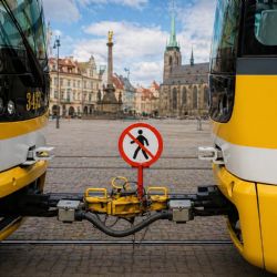 Plzeňské tramvaje mají nové výstražné cedule. Mají zabránit riskantnímu přelézání mezi vozy