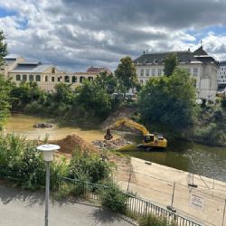 Pod hladinou Radbuzy pracují stavbaři. Staré potrubí nahradí nová shybka