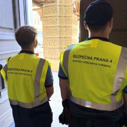 Praha 4 posílila dohled v problémových lokalitách. Soukromé hlídky mají zvýšit bezpečnost