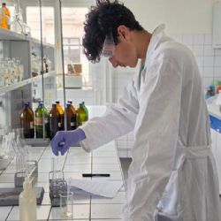 Prázdniny v bílých pláštích. Mladé talenty ovládly laboratoře plzeňské univerzity