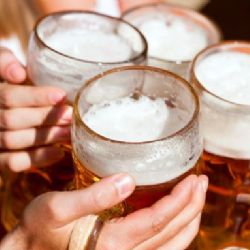 Prazdroj se ptá Čechů, co znamená „jít na jedno“, a otevírá téma střídmého pití