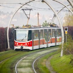 Pražské tramvaje KT8D5 slaví 40 let provozu, většina přestavěna na modernizované obousměrné vozy RN2P
