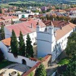 Rekonstrukce zámeckého nádvoří v Novém Jičíně: sklo, technologie a nové centrum do roku 2027